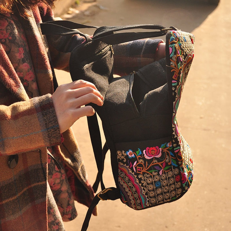 Women's Vintage Artistic Floral Embroidery Canvas Backpack | Dotflakes